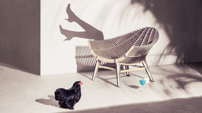 Fauteuil d’extérieur Manta en stratifié massif évoquant le battement d’ailes de la raie qui porte le même nom. Finition rouge, noir, gris, camel, et bois. Collection « Mobilier extra-muros ».