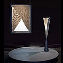 A droite, lampe sur pied Cohavila avec abat-jour en comelé (lin composite avec résine thermoplastique), lin et PLA (amidon de maïs) sur structure métallique équipée de LED (H 195 x L 30 x P 20 cm). Création Constance Guisset, réalisée par le Groupe Despestele à Bourgébus (Calvados). A gauche, écran lumineux Canyon Diablo, composé de 3 pièces et de 2 métiers à tisser habillés de lin peigné (H 138 x L 100 cm). Création Agnès Dahan réalisée par les Etablissements Lamerant au Neubourg (Eure).