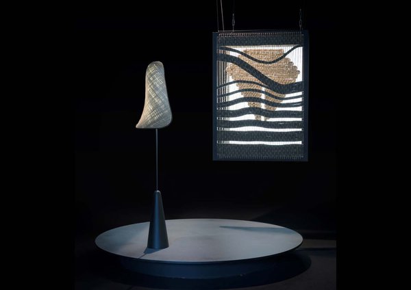 A droite, lampe sur pied Huckitta, en Mutiaxial 100% Lin soufflé avec structure métallique et LED (H 165 x L 30 x P 20 cm). Création Constance Guisset réalisée par Terre de Lin à Saint-Pierre-Le-Viger. A gauche, écran lumineux Quinn Canyon composé d’un bloc lumineux et de 2 métiers à tisser en lin peigné et lin non-tissé à base de lin et de polypropylène Fibriplast (H 135 x L 100 cm). Création Agnès Dahan réalisée par les Ets Lamerant au Neubourg (Eure) et Eco Technilin Sas à Valliquerville (Seine-Maritime)