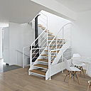 Côté déco, le bois réchauffe le blanc, teinte dominante de l’espace.