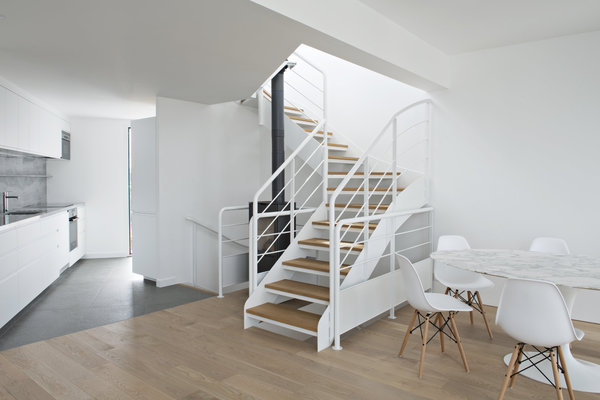 Côté déco, le bois réchauffe le blanc, teinte dominante de l’espace.