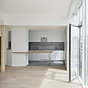 Une table qui s’insère dans un pan de mur ouvert fait office de séparation de pièce.