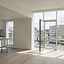 Une large baie vitrée éclaire le niveau inférieur, baigné de lumière.