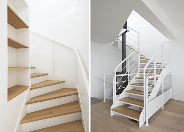 L’escalier intérieur avec ses dessus de marches en bois est intégré à une bibliothèque au second niveau.