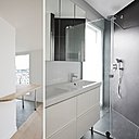 Les matériaux simples et élégants se font écho dans toutes les pièces.