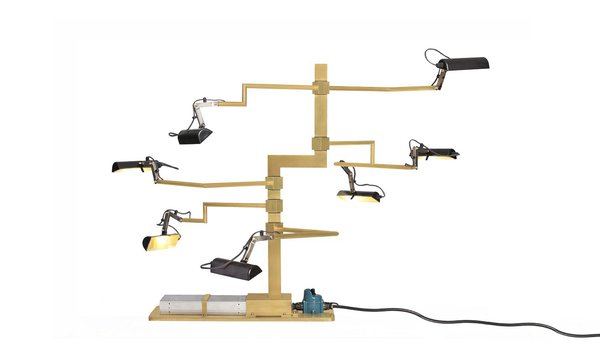 Lampe rotative Bonzaï composé de liseuses de pupitres de musiciens de 12 volts rassemblées sur un arbre en laiton, comme un orchestre. Création Lionel Jadot.
