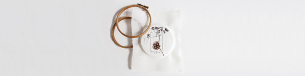 Pomme de pin à broder et à encadrer au choix sur un tambour ou dans un cadre.