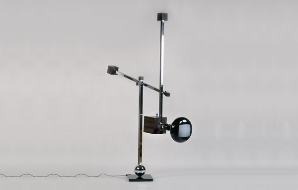 Mobile télévisuel en métal laqué noir, métal chromé, et ébène. Prototype réalisé par l’Atelier de recherche et de création du Mobilier national. Création du styliste Serge Manzon, 1977, Paris.