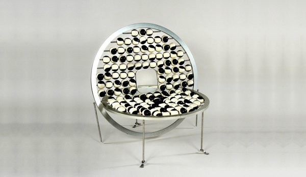 Fauteuil en inox, aluminium, verre, mousse de latex, et cuir. Prototype réalisé par l’Atelier de recherches et de création du Mobilier national pour être présenté à l’exposition « Les Assises du Siège contemporain » au Musée des Arts décoratifs en mai 1968. Création de l’architecte Edouard Albert, 1968, Paris.