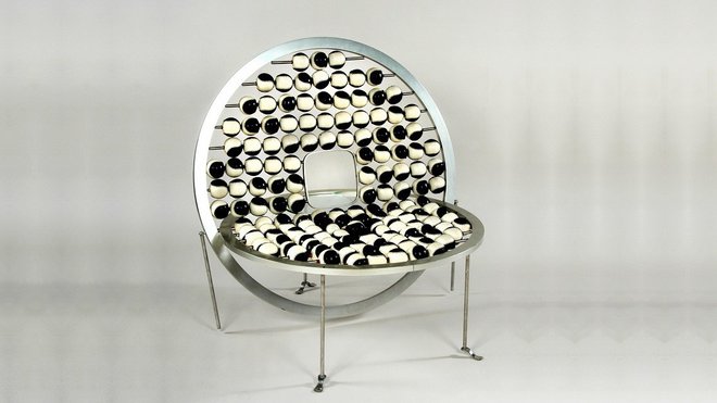 Fauteuil en inox, aluminium, verre, mousse de latex, et cuir. Prototype réalisé par l’Atelier de recherches et de création du Mobilier national pour être présenté à l’exposition « Les Assises du Siège contemporain » au Musée des Arts décoratifs en mai 1968. Création de l’architecte Edouard Albert, 1968, Paris.