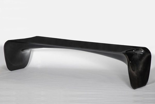 Bureau en fibre de carbone. Prototype réalisé par l’Atelier de recherche et de création du Mobilier national. Création du designer Christian Ghion, 2010, Paris.