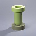 La modernité de la bi-matière : à gauche, vase Mirto en bois et laque urushi créé en 1998. A droite, vase Senape en résine et poudre de bois créé en 1997. Créations Ettore Sottssas pour Marutomi.