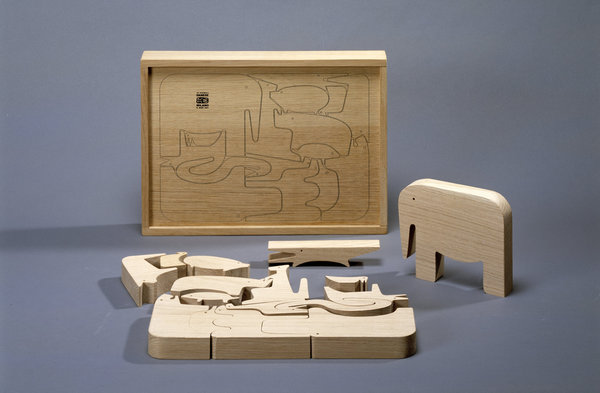 La recherche expérimentale de nouvelles formes : jeu en bois créé par Enzo Mari en 1957 et édité par Danese à 300 exemplaires par an. Modèle Sedici animali, pièces en chêne sérigraphié.