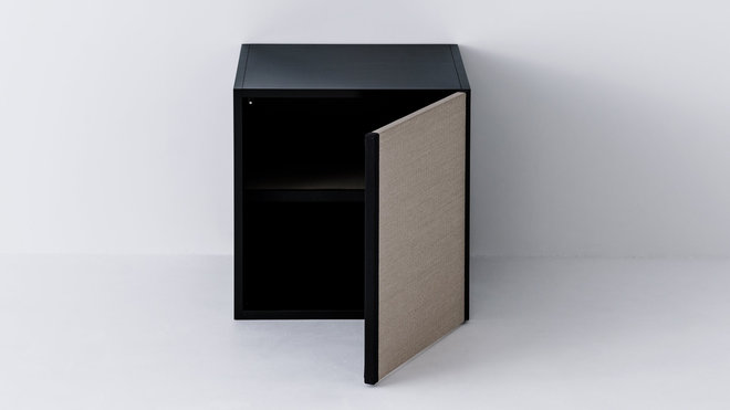 Les meubles de rangement ont été dessinés à partir d’un module avec porte, que l’on peut décliner en plusieurs dimensions et associer à d’autres éléments comme un jeu de construction.