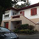 Avant, une maison traditionnelle, construite en 1954, avec un grand escalier extérieur qui cache la lumière. Une architecture typique du Pays Basque et des maisons de famille du siècle dernier dans le Sud-Ouest.