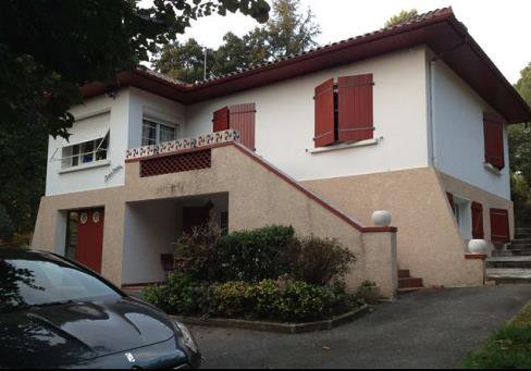 Avant, une maison traditionnelle, construite en 1954, avec un grand escalier extérieur qui cache la lumière. Une architecture typique du Pays Basque et des maisons de famille du siècle dernier dans le Sud-Ouest.