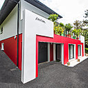 L’ancien escalier extérieur a été supprimé par un balcon sous lequel des pièces ont été aménagées en rez-de-chaussée pour agrandir le sous-sol et augmenter la surface habitable.