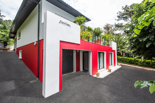 L’ancien escalier extérieur a été supprimé par un balcon sous lequel des pièces ont été aménagées en rez-de-chaussée pour agrandir le sous-sol et augmenter la surface habitable.