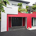 La façade avant de la maison a été complètement transformée avec la création d’un balcon et de grandes baies vitrées pour profiter de la lumière naturelle.