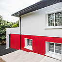 L’escalier latéral à larges marches permet l’accès à la terrasse et à l’entrée arrière.