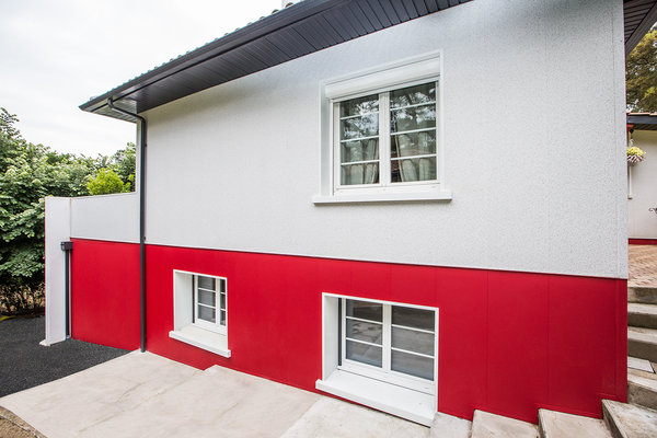L’escalier latéral à larges marches permet l’accès à la terrasse et à l’entrée arrière.