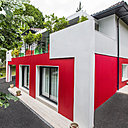 232 m² de façades ont été rénovés au rez-de-chaussée à niveau encaissé (panneaux de 6 cm d’épaisseur). Le niveau haut est protégé avec des panneaux de 9,5 cm d’épaisseur. En finition, deux textures et deux couleurs pour un effet bicolore très graphique : couleur rouge uni lisse et ton blanc grésé en crépi.