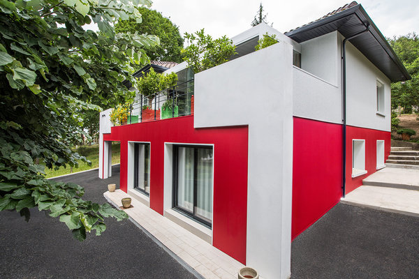 232 m² de façades ont été rénovés au rez-de-chaussée à niveau encaissé (panneaux de 6 cm d’épaisseur). Le niveau haut est protégé avec des panneaux de 9,5 cm d’épaisseur. En finition, deux textures et deux couleurs pour un effet bicolore très graphique : couleur rouge uni lisse et ton blanc grésé en crépi.