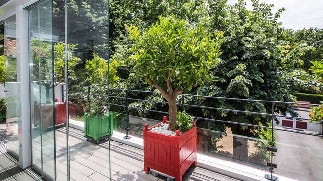 Le balcon et les baies vitrées coulissantes dessinent une façade plus lumineuse.