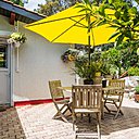 A l’arrière de la maison, un terrasse et coin repas pour profiter du plaisir d’un repas à l’extérieur.