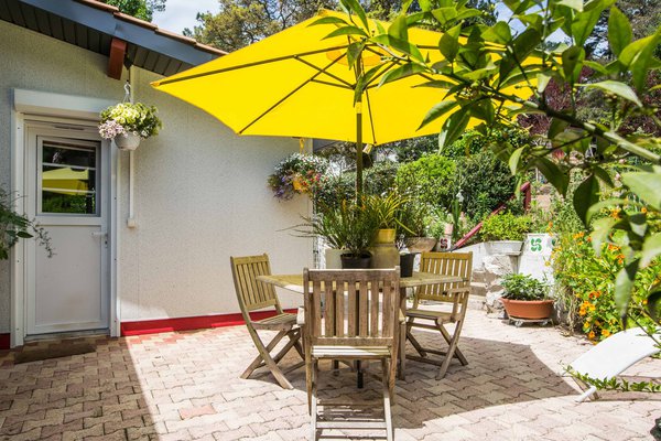 A l’arrière de la maison, un terrasse et coin repas pour profiter du plaisir d’un repas à l’extérieur.