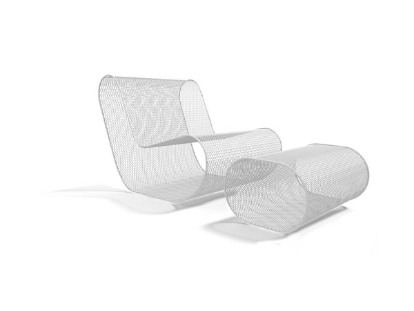 Chauffeuse et repose-pieds Résille collection La Grande Motte, en résille métallique souple et confortable, utilisable à l’intérieur comme à l’extérieur (5 couleurs). Création François Azambourg, édition Oxyo.