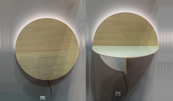 Bureau d’appoint mural Saturne en chêne massif et médium laqué (13 couleurs) éclairé par un ruban LED sur la partie arrière. Création Elise Fouin, édition Drugeot Labo.