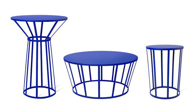 Série de tables Hollo, composées de bandes d’acier laqué époxy édition, à usage intérieur (6 couleurs). Création Amandine Clor et Aïssa Logerot, édition Petite Friture. Série de tables Hollo, composées de bandes d’acier laqué époxy édition, à usage intérieur (6 couleurs). Création Amandine Clor et Aïssa Logerot, édition Petite Friture.