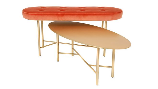 Gigognes. Parfait pour un petit salon, voici un ensemble chic et inattendu… Banc en velours et pieds en laiton, 855 €, table basse en laiton, 900 €, Maison Bensimon.