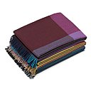 Les plaids Colour Block de Hella Jongerius sont réalisés en laine des hauts plateaux du Pérou provenant d'une race hybride de moutons, qui alterne les fibres douces et robustes.