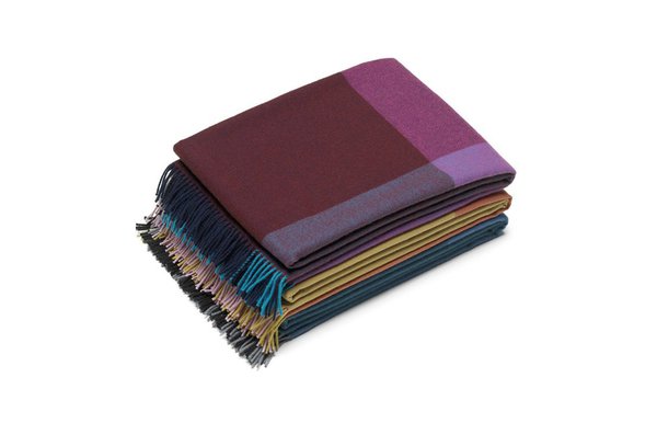 Les plaids Colour Block de Hella Jongerius sont réalisés en laine des hauts plateaux du Pérou provenant d'une race hybride de moutons, qui alterne les fibres douces et robustes.