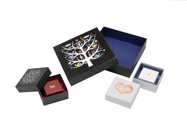 Ces boîtes en carton de haute qualité́ font office de coffrets pour des cadeaux ou de rangement. Les motifs folkloriques sont issus des archives du designer textile Alexandre Girard.