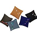 Les coussins Dot Pillows de Hella Jongerius sont ornés d'une série de pastilles de couleur  réalisées avec  un point irrégulier, à la manière d’un ouvrage brodé main.