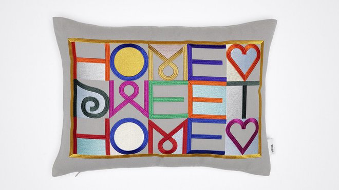 Ce dessin fait partie des archives de la collection léguée au Vitra Design Museum, du grand designer textile. Coussin brodé Home sweet home, motifs créés par Alexander Girard en 1952.