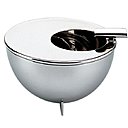 Avec couverture décentrée et pose cigarettes, cendrier 90047 en acier inoxydable 18/10 et laiton créé par la seule femme du Bauhaus qui a travaillé à l’atelier métal. Son approche s’inspirait des formes simples de la Chine et du Japon. Création Marianne Brandt, réédité par Alessi. Avec couverture décentrée et pose cigarettes, cendrier 90047 en acier inoxydable 18/10 et laiton créé par la seule femme du Bauhaus qui a travaillé à l’atelier métal. Son approche s’inspirait des formes simples de la Chine et du Japon. Création Marianne Brandt, réédité par Alessi.