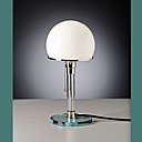 Créée dans les ateliers de l’Ecole du Bauhaus, lampe WG 24, en métal et verre soufflé. Création Wilhelm Wagenfeld, en 1923-1924 éditée par Tecnolumen, chez Arteum.