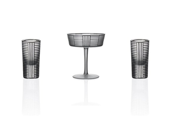 Coupe à champagne et verre à liqueur, fabriqués par la cristallerie viennoise J. and L. Lobmeyr et distribuée autrefois dans les boutiques de la Wiener Verstätte. Pièces de la Série B conçue en 1912 et éditées depuis 1914 en verre mat avec émail noir. Création Josef Hoffmann chez Arteum.