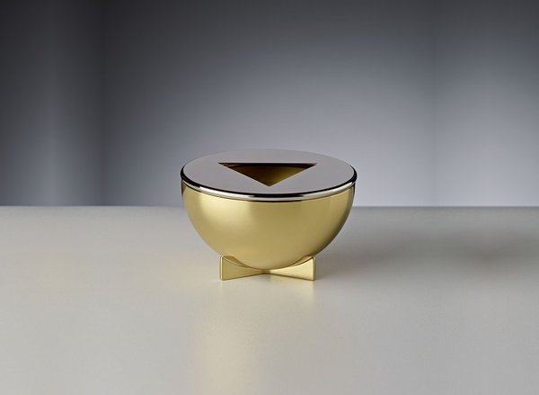 Cendrier MB24 en laiton et laiton nickelé. Création Marianne Brandt en 1924, rééditée par Tecnolumen chez Arteum.