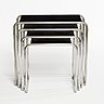 Symbole d’un nouvel habitat léger, mobile et démontable, tables gigognes B9 a) b)c)d) avec structure tubulaire et plateau en hêtre teinté verni. Création Marcel Breuer rééditée par Thonet.