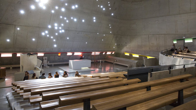 L’église est située dans sa partie haute, tandis qu’un centre d’interprétation est implanté dans sa partie basse. C’est aussi un lieu de séminaires et une scène de spectacles.