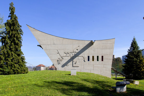 La Maison de la Culture, construite entre 1961 et 1965, est dotée d’une toiture incurvée. Elle est le prototype d’un équipement culturel tel que Le Corbusier le conçoit au pied des immeubles de logement dans la Charte d’Athènes.