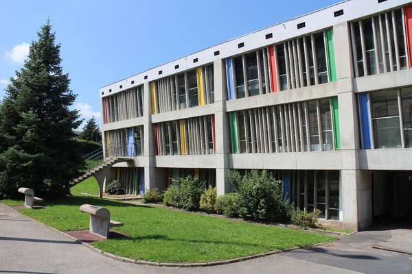 La Maison de la Culture est rythmée par une composition alternant montants colorés et ouvertures vitrées dessinés par Iannis Xenakis, alors collaborateur de Le Corbusier.
