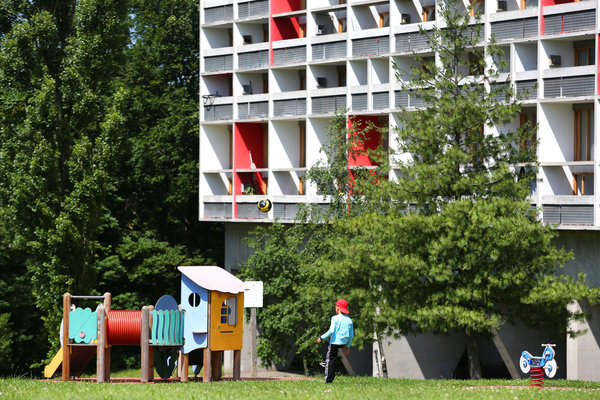 Dans l’Unité d’Habitation, façades, toit-terrasse et école maternelle sont classés aux Monuments Historiques en 1993.
