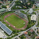 La construction du stade en béton armé (16 m de profondeur et 32 m de long qui vient couvrir en partie les gradins) préfigurait, dans les années 1960, une véritable prouesse technique. Le toit-terrasse cher à Le Corbusier devient le « boulevard des spectateurs », rampe permettant l’accès aux gradins par le haut.