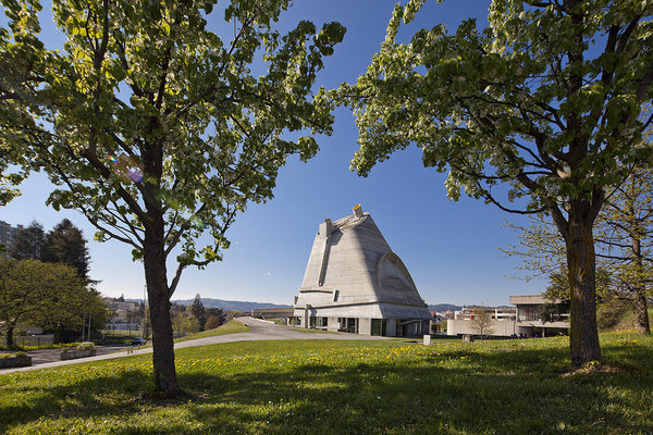 Vraie « promenade architecturale » cette architecture, signée Le Corbusier, est conçue pour être appréciée en mouvement et non depuis un point de vue privilégié. Ainsi, l’utilisation de la rampe permet de multiplier les points de vue sur l’objet architectural.